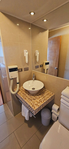 Bathroom 5, RQ Santiago, Santiago