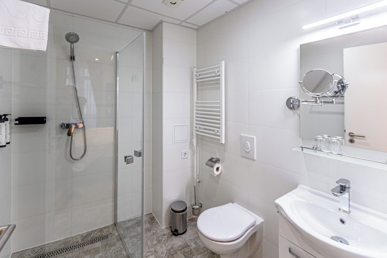 Bathroom 3, Marbles Residence, Budapesti