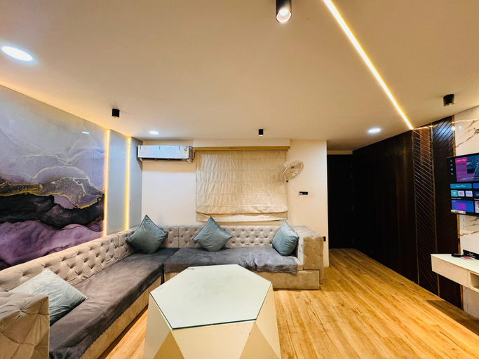 Room 2, Home Escape Elite 1BHK Penthouse, Ujjain