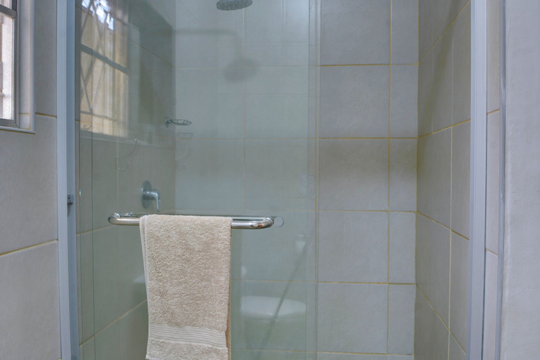 Bathroom 4, Oppi Plaas Abek, Ehlanzeni