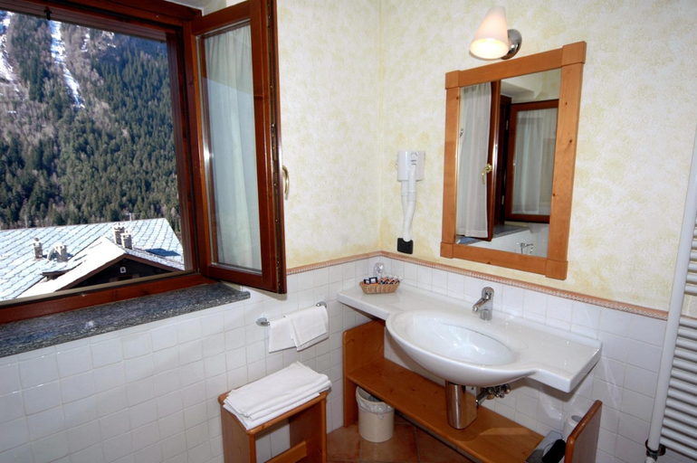 Bathroom 4, Hotel Alpechiara, Aosta