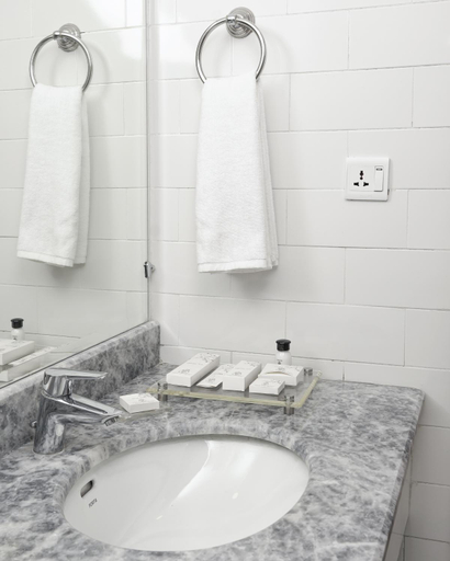 Bathroom 4, Faletti's Express - Shimla Hill, Lahore
