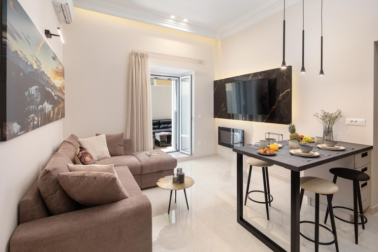 Shared lounge/TV area 2, Modern-Vintage Old Town Suites, Ionian Islands