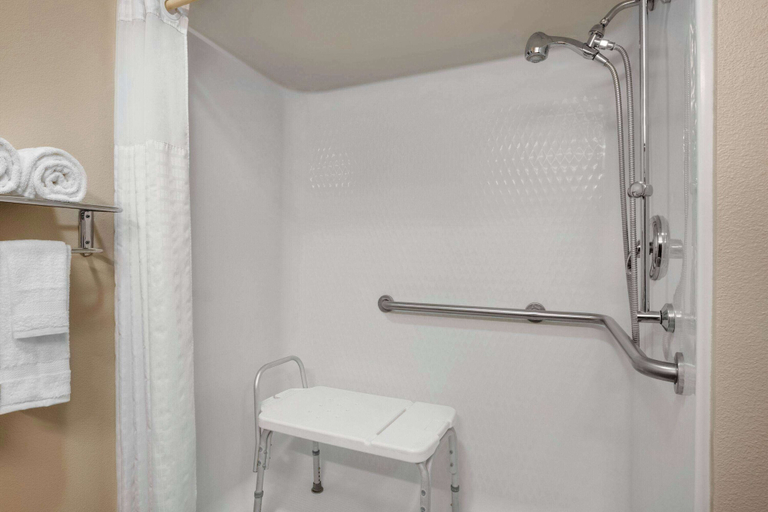 Bathroom 4, Travelodge by Wyndham Vaughn, Guadalupe
