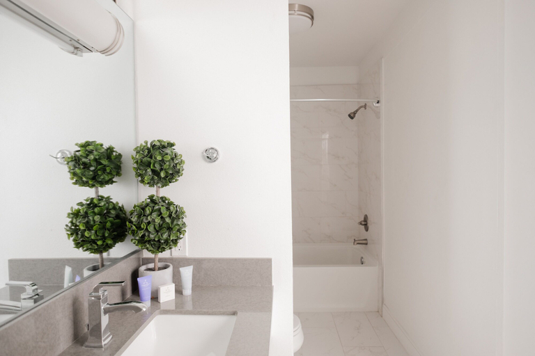 Bathroom 4, Hollywood Hills Hotel, Los Angeles