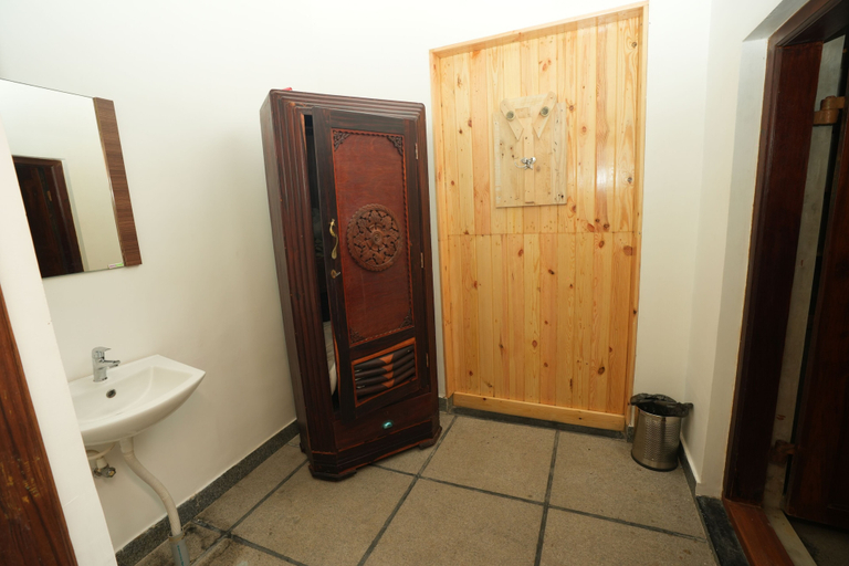 Bathroom 4, Rebel De Pondicherry, Viluppuram