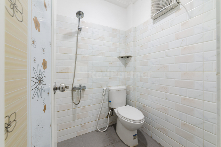 Bathroom 4, Hotel 78 Parapat Mitra RedDoorz, Simalungun