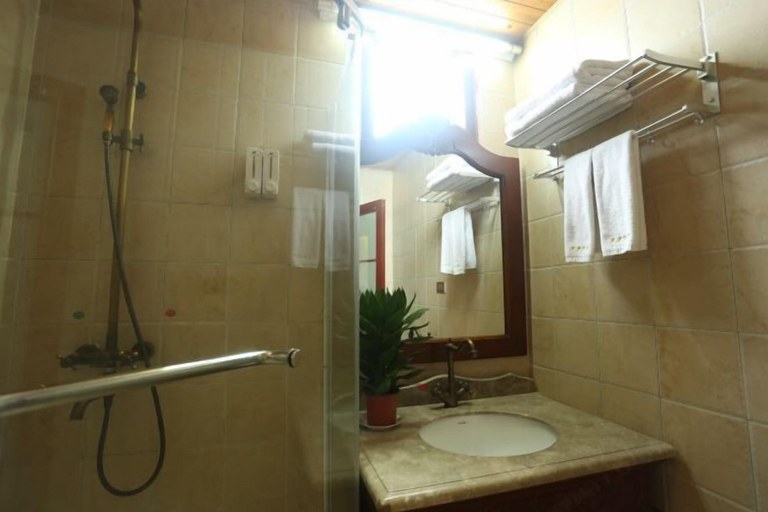 Bathroom 4, Jiuqi · Longsheng Longji Holiday Homestay, Guilin