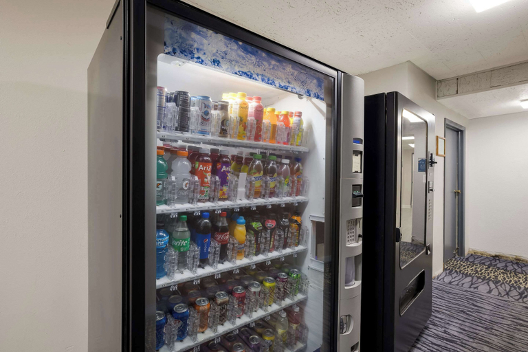 Food & Drinks 5, Suburban Studios Milwaukee Airport, Milwaukee