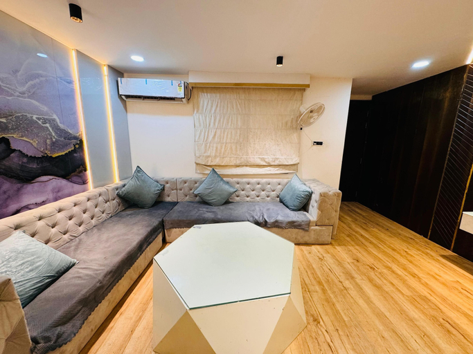 Room 4, Home Escape Elite 1BHK Penthouse, Ujjain