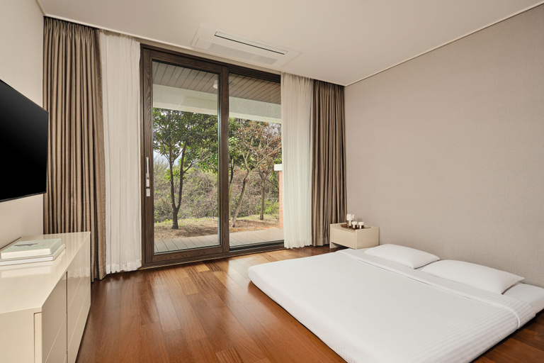 Bedroom 5, Somerset Jeju Shinhwa World, Seogwipo