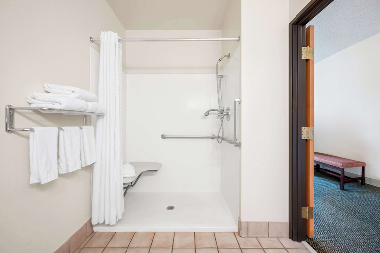 Bathroom 4, Best Western Annawan Inn, Henry