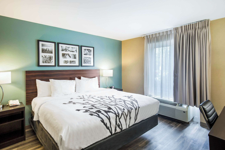 Bedroom 1, Sleep Inn & Suites Dunmore, Lackawanna