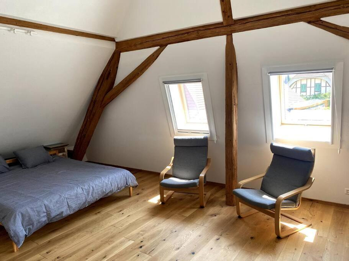 Bedroom 2, triplex dans une ferme renovee, Erlach