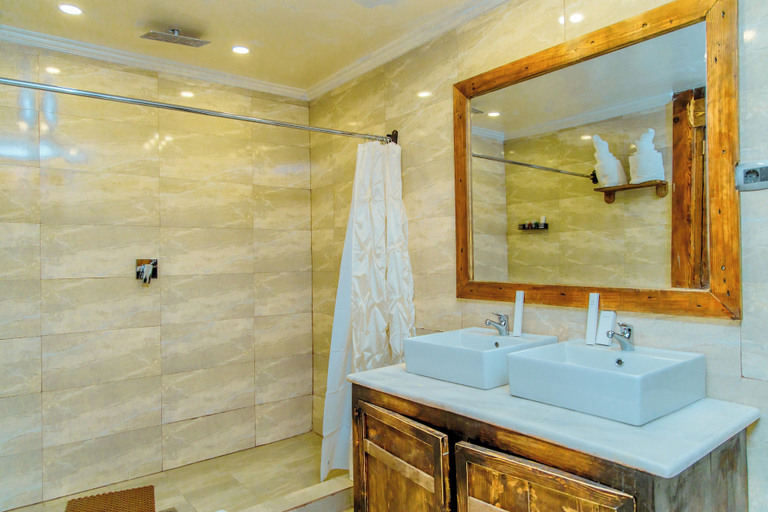 Bathroom 4, Kuriftu Resort & Spa Bishoftu, Misraq Shewa