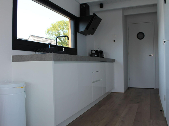 Private kitchen 3, Houseboat in Stavoren With Waterfront Views, Nijefurd