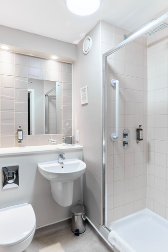 Bathroom 4, The Lodge Hotel, West Berkshire