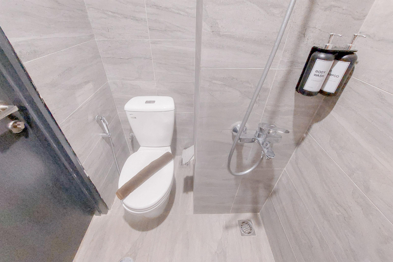 Bathroom 5, Best Place and Elegant Studio Collins Boulevard Apartment By Travelio, Tangerang
