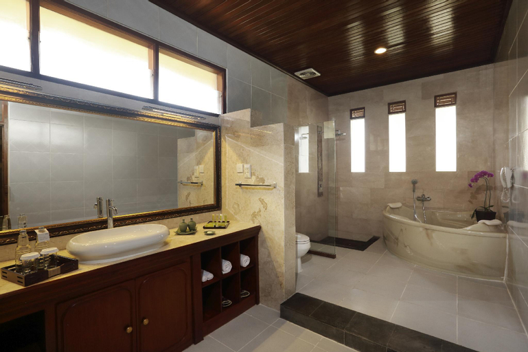 Bathroom 13