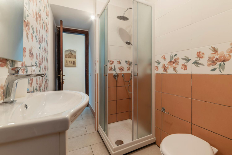 Others 2, GuestHost - Residence Borgognoni Apartments, Roma