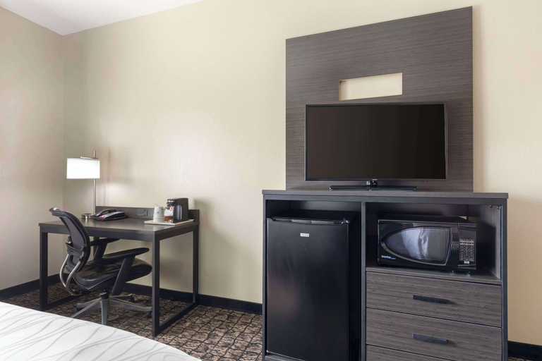 Bedroom 4, Best Western Carthage Inn & Suites, Panola