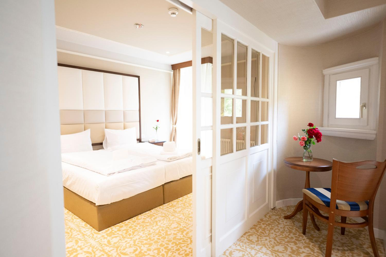 Others 5, Scuol Palace - Culture, Nature & Health, Inn
