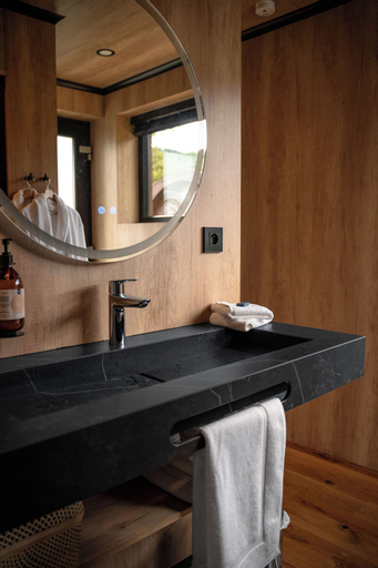 Bathroom 16