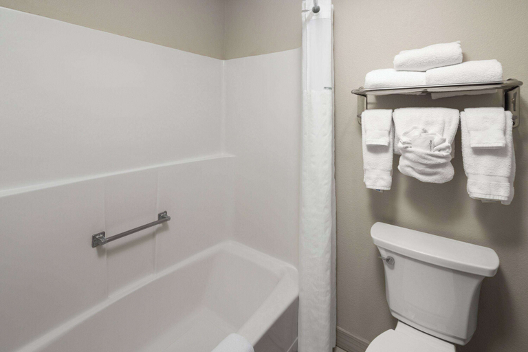 Bathroom 4, Ramada by Wyndham Moses Lake, Grant
