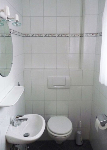 Bathroom 2, Deichwiege Modern Retreat, Friesland