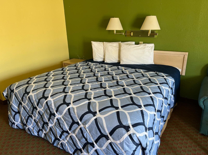 Bedroom 2, Antler's Inn, Dewitt
