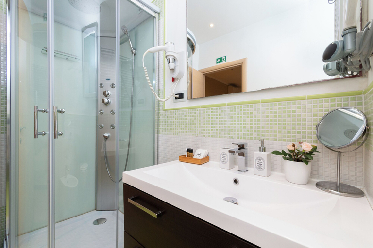 Bathroom 3, Next Stop St Peter Apartment, Rome