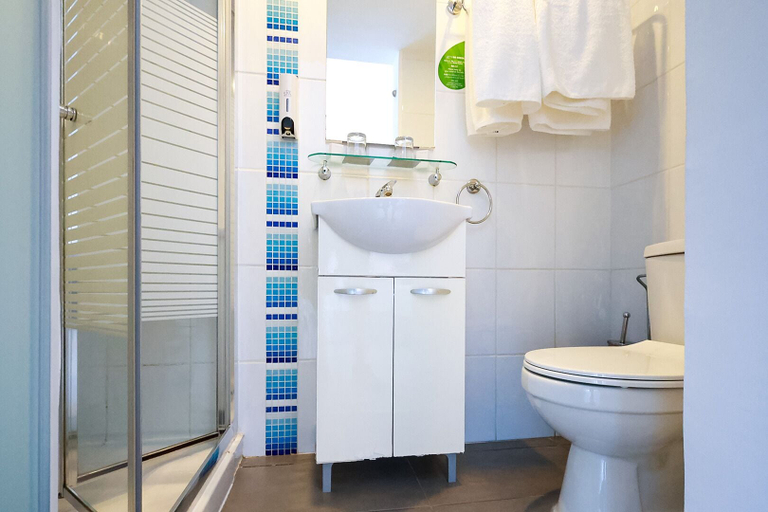 Bathroom 3, Mikes Kanarium Hotel, Larnaca