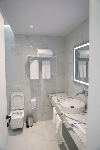 Bathroom 5, Metro Hotel Terminal, Tiranës