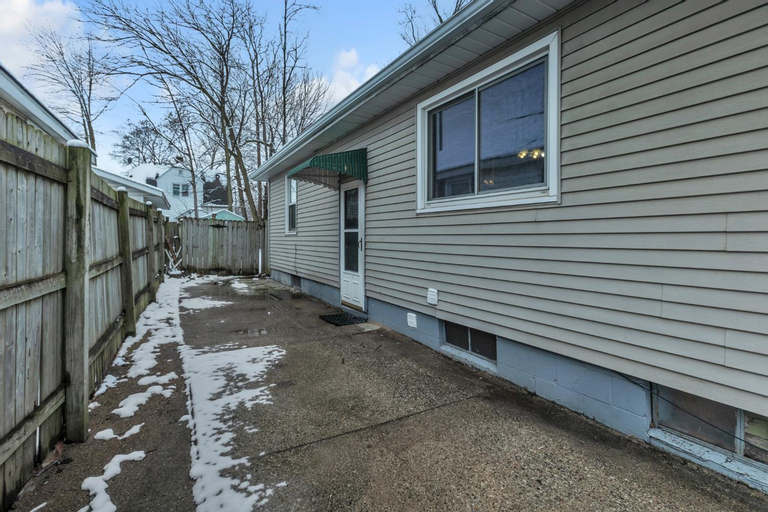 Lovely PET FRIENDLY three bedroom in desirable Urbandale Location! home, Kent