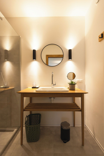 Bathroom 4, the salt vis à vis, Hallein