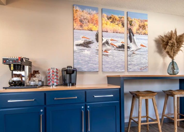 Food & Drinks, Hilltop Inn & Suites, Delaware