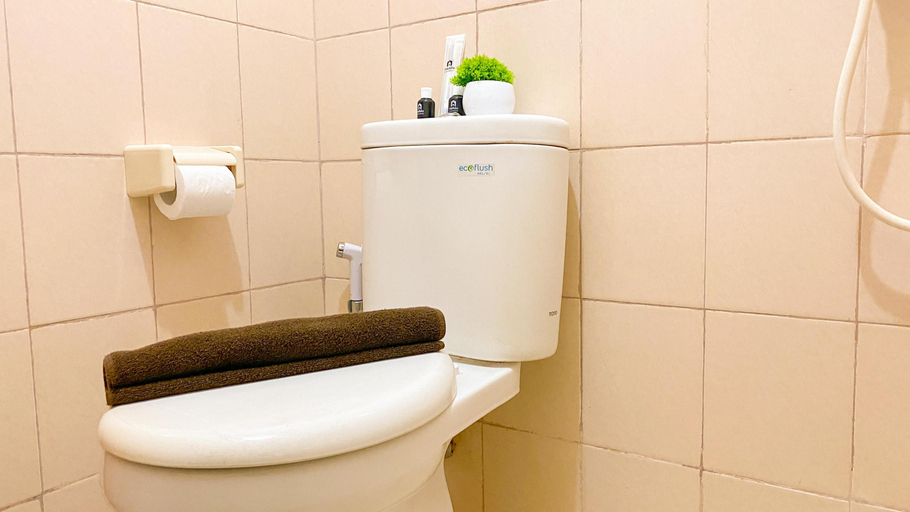 Bathroom 5, Good Place and Tidy Studio Tifolia Apartment By Travelio, Jakarta Timur