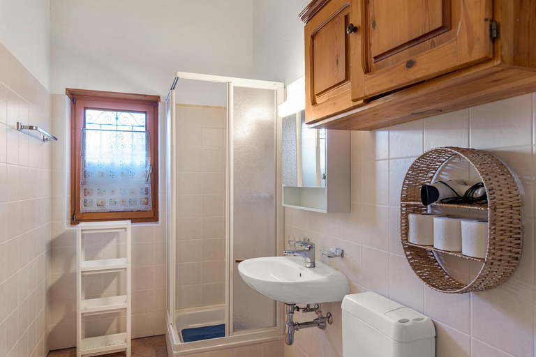 Bathroom, Casa Lara: Cosy Alpine Home Near Lugano + Garden (Sleeps 5) - Happy Rentals, Lugano