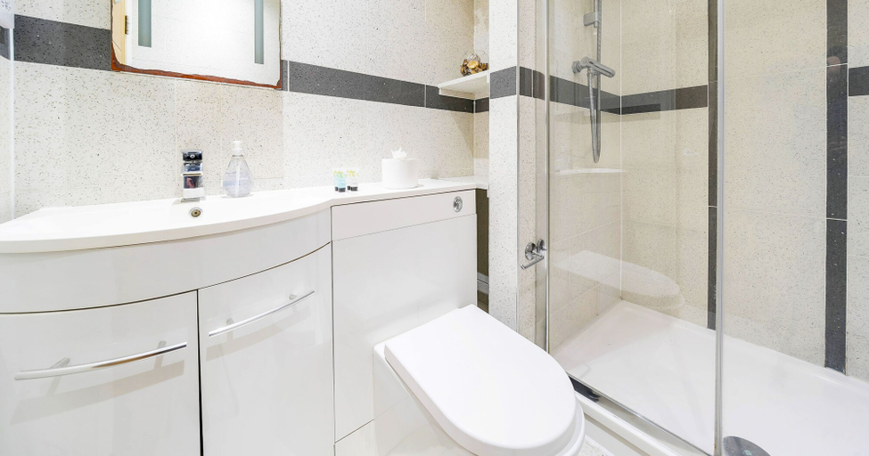 Bathroom 3, High Street Apartments By REDWOOD STAYS, Surrey