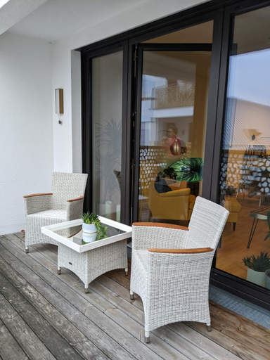 Others 5, EITHER Private 2B2B OR Shared 1B1B, Luxury, Bright, Spacious, Berlin