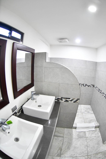 Bathroom 2, Republik Hotel & Steak House, Garabito
