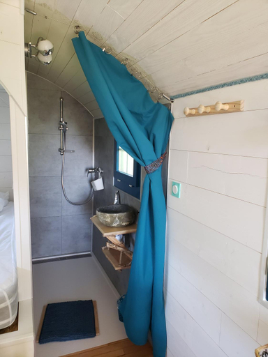 Bathroom 2, La roulotte Le Mond'ideal a Leval, Territoire de Belfort