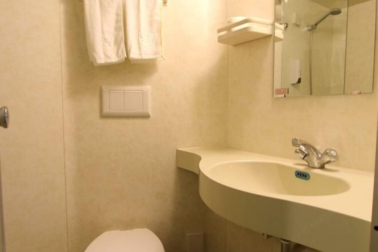Bathroom 3, yinglun Hostel (Shenzhen North Railway Station), Shenzhen