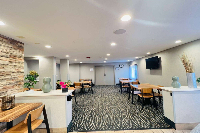 Food & Drinks 5, AmericInn by Wyndham Glendale/Milwaukee, Milwaukee