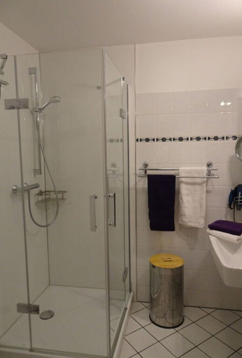 Bathroom 2, Am Stadtwald Apartment 3, Rostock
