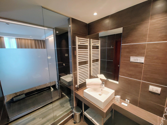 Bathroom 5, Hotel Datini, Prato