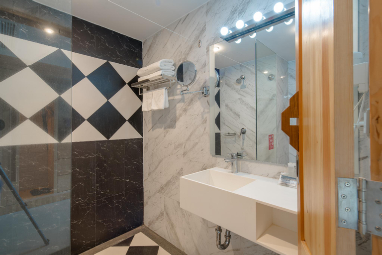 Bathroom 9