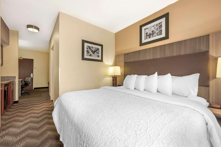 Bedroom 3, Quality Suites, Marion