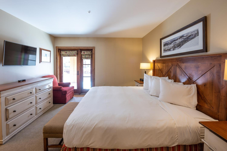 One Bedroom Condo with Large Balcony over Mountaineer Square condo, Gunnison