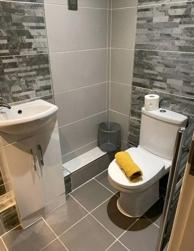 Bathroom 2, City Centre Duplex Sleeps 4 H1, Kingston upon Hull